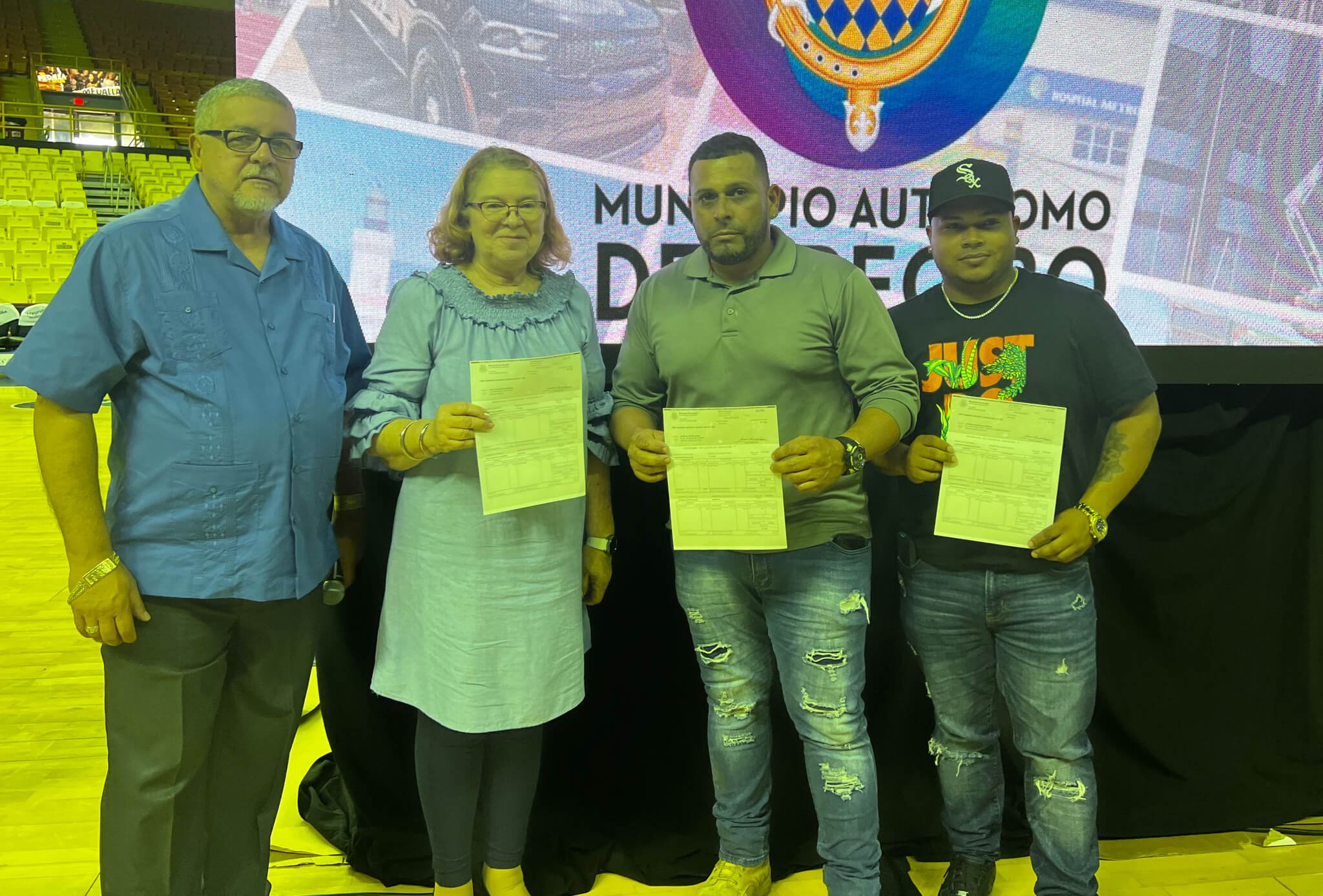 Alcalde de Arecibo entrega bono de verano a sus empleados